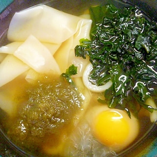 冷凍うどんで簡単♪餃子の皮入りの月見うどん